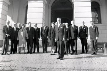 Regjeringen Borten på slottstrappen, 1965.