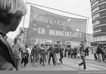 Homofil kjærlighet en mennekerett. Parole i Faglig 1.mai Fronts tog i 1981.