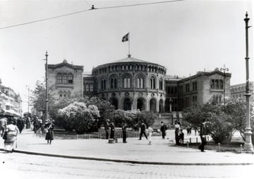 Svart-hvitt bilde av Stortinget. 