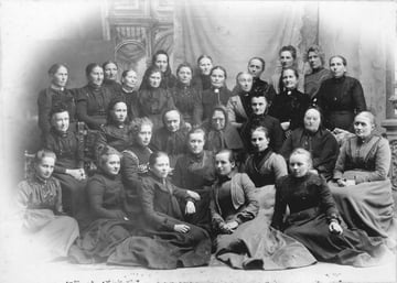 Svart-hvitt gruppebilde av kvinner fra 1800-tallet.