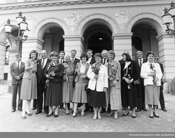 Gruppebilde kvinner og menn, regjeringen på Slottsplassen.