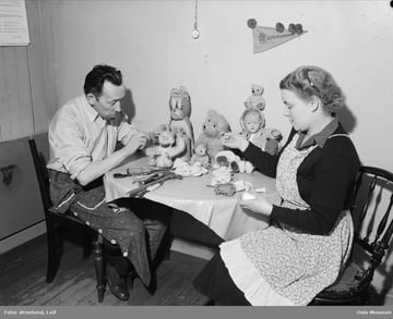 Ektepar lager dukker 1952