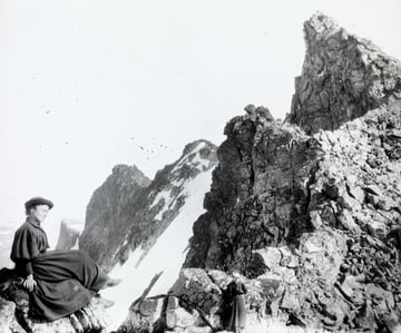 Kristine Bonnevie og Alette Falck ved Dyrehougstinder Jotunheimen 1890-1910