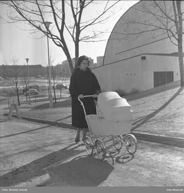 Mor med barnevogn utenfor NRK, 1965.