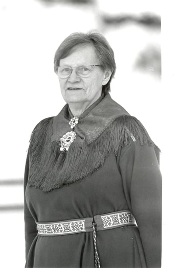 Kvinne i samekofte.