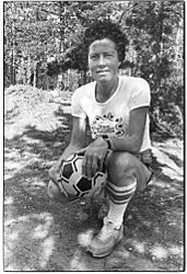 Kvinne med fotball.