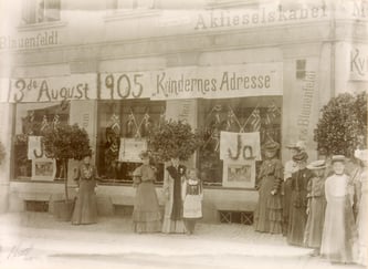 Gammelt bilde av kvinner med kjole og hatt