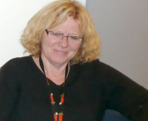 Lys kvinne med briller