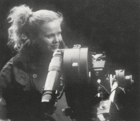 Kvinne med filmkamera