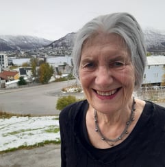 Bilde av eldre kvinne som smiler til kamera