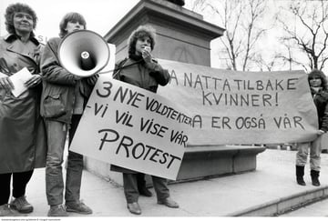Gruppebilde 4 kvinner. Appell i megafon. Plakat med "3 nye voldtekter  - vi vil vise vår PROTEST" og banner med "Ta natta tilbake kvinner! Natta er også vår". 