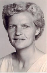 Portrett av ung kvinne med kort krøllete hår