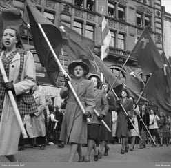 Kvinner i 1.mai tog i ordnede rekker. 
