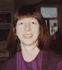 Portrett av Synnøve Torgersen i 1980, kledd i feministfargen lilla