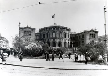 Svart-hvitt bilde av Stortinget. 