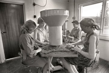 Kvinner rundt et produksjonsbord