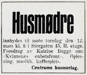 Annonse for et møte i Centrums husmorlaug, med informasjon om foredrag, opplesning, musikk og kaffespleis
