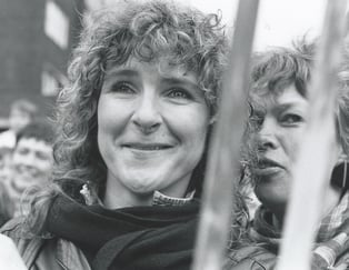 Svart-hvitt bilde av to kvinner i demonstrasjon.