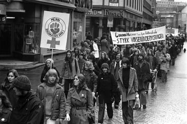 Bilde viser et demonstrasjonstog i Oslo sentrum. 