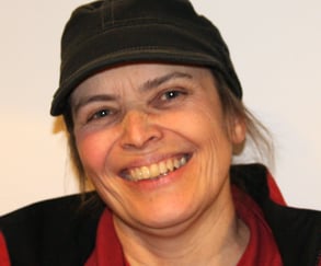 Kvinne med skyggelue, smiler
