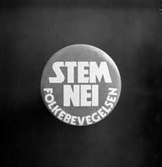 Nei til EEC-merke med påskriften "Stem nei Folkebevegelsen".