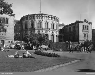 Bygning (Stortinget), park med mennesker på gresset.