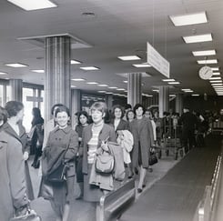 Svart-hvitt bilde av Jugoslaviske sykepleiere som ankommer Fornebu flyplass.