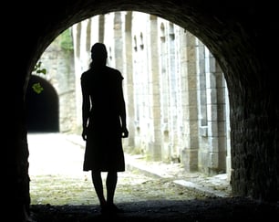 Illustrasjonsbilde: Kvinne i tunnelåpning