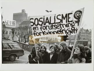 demonstranter ved Stortinget i Oslo, bærende banner med "Sosialisme er en forutsetning for kvinnefrigjøring"