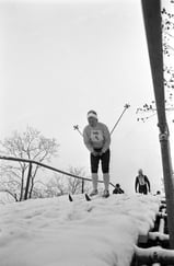 Kvinne på ski.