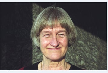 Portrett av kvinne med kort hår.