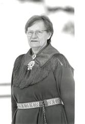 Kvinne i samekofte.