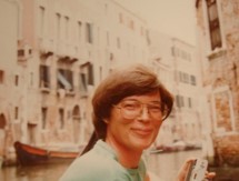 Eldre foto av en person med briller ved en kanal.