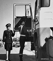 Historisk fotografi av trafikkontroll ved en lastebil langs en vei.