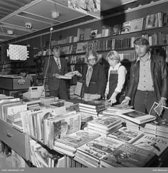 Bilder av kvinner og menn foran en haug med bøker.