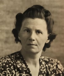 Historisk portrettfoto av en kvinne i mønstret kjole.