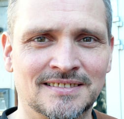 Nærbilde av hvit mann med skjegg