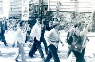 Lesbisk Rørsle i 1. mai-tog i Bergen i 1980. Anne-Mette Vibe foran til venstre