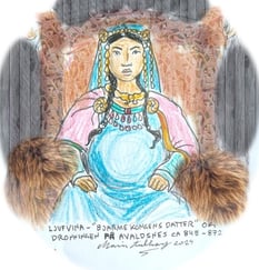 Illustrasjon av en historisk dronningfigur sittende på en utsmykket trone, med teksten «Ljufvina – Bjarmekongens datter» og «Dronningen på Avaldsnes ca. 845–872».