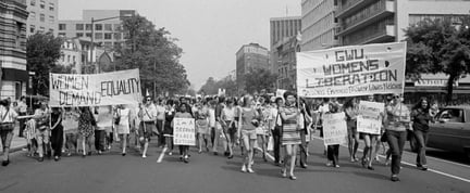 Kvinnedemonstrasjon i Washington, bannere og plakater med tekster som "Women demand equality", "I'm a second class citizen" og "Free abortion on demand women together!"