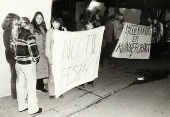 Gruppe kvinner på fortau med bannere Nei til fesjå og Missekåring er kvinneforakt.