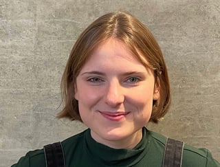 Fotografi av kvinne med kort hår
