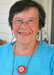 Portrett av smilende eldre kvinne