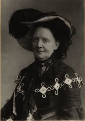 Svart-hvitt foto av kvinne med hatt og sjal med detaljer på