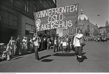 Demonstrasjonstog. Transparent: Kvinnefronten Oslo- Akershus.