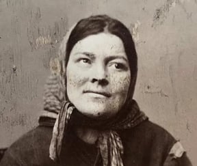 Svart-hvitt portrett av kvinne med skaut 