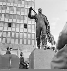 avduking av skulptur "Arbeiderbevegelsens pioner", talerstol, 2 menn, Folkets Hus