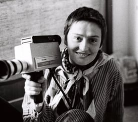 Kvinne holder et videokamera i et svart-hvitt fotografi.