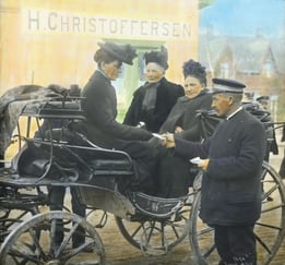 Bilde av tre kvinner som sitter i en vogn.