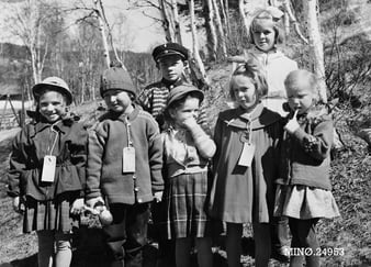 Svart-hvitt bilde av barn i skogen